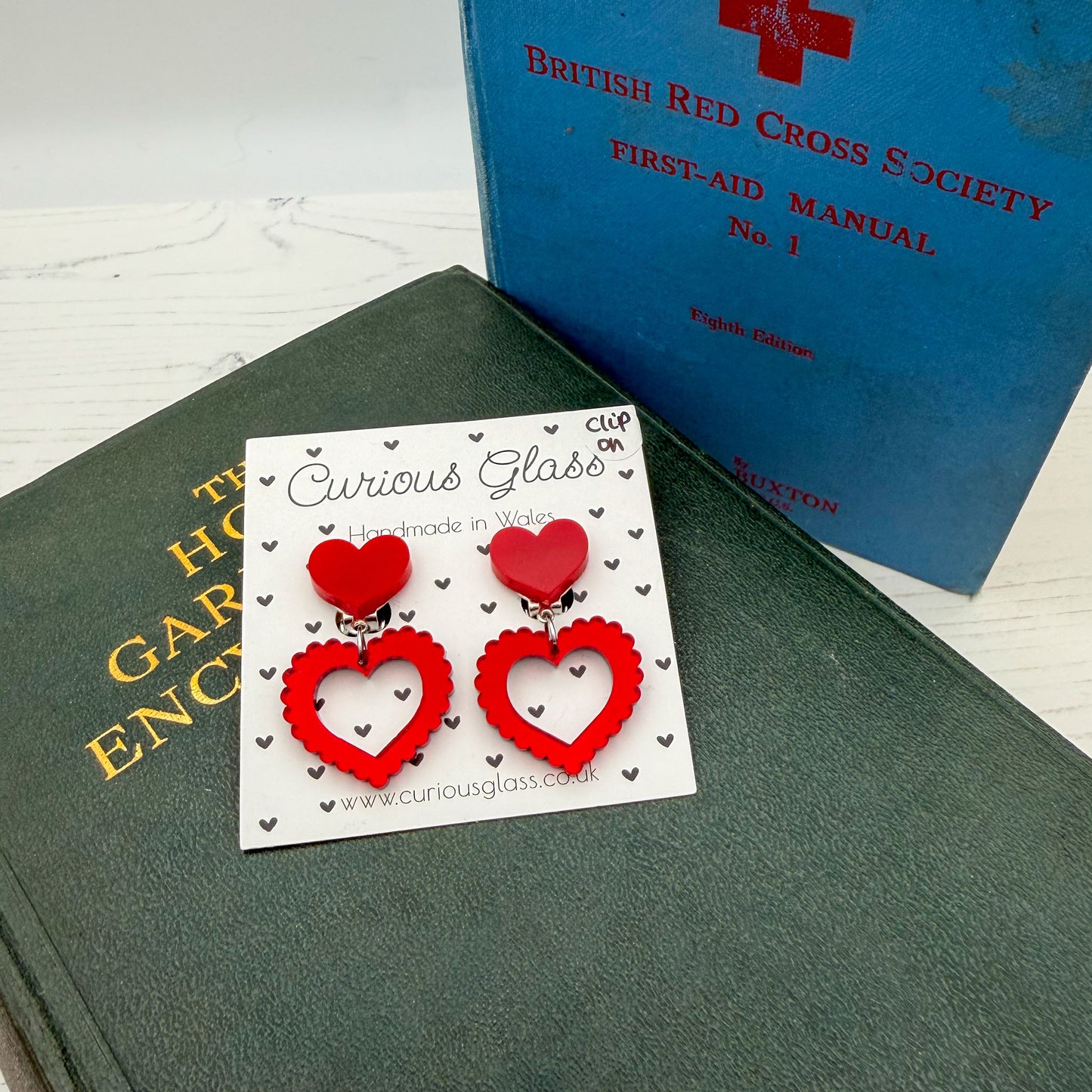 Scallop heart acrylic earrings