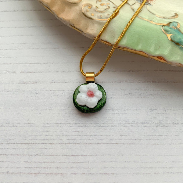 This sparkly green flower necklace is inspired by the nature from my local Pembrokeshire countryside. Handmade in Wales. Comes with a chain.