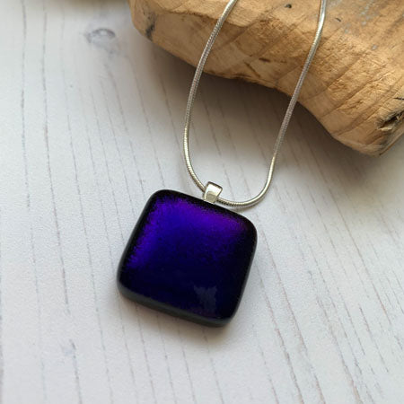 This twinkle deep purple necklace is a handmade necklace that I make with my favourite type of glass, dichroic.
